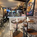 Le Globe بيت شباب *