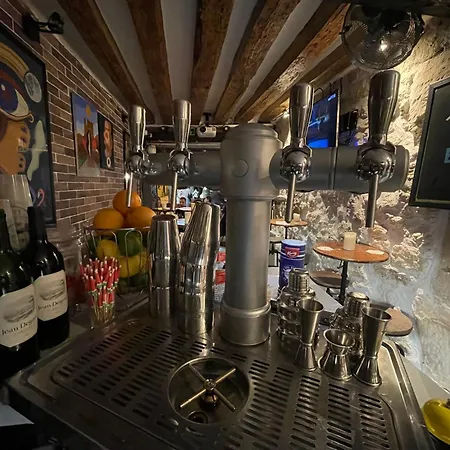 بيت شباب Le Globe