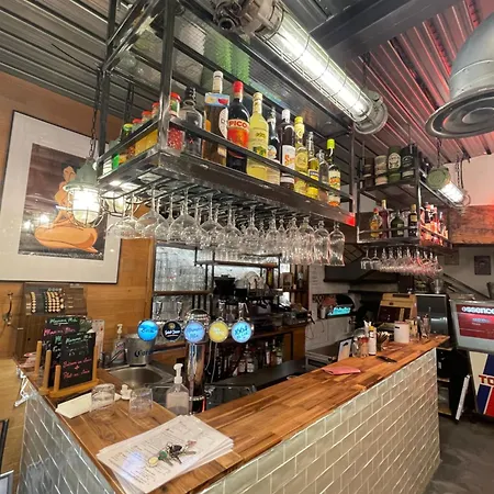 بيت شباب Le Globe