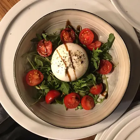 Le Globe بيت شباب