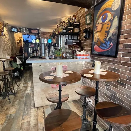 Le Globe بيت شباب *