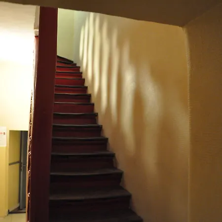 Le Globe بيت شباب