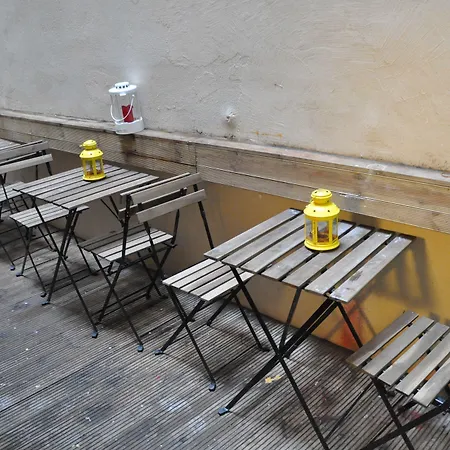 بيت شباب Le Globe